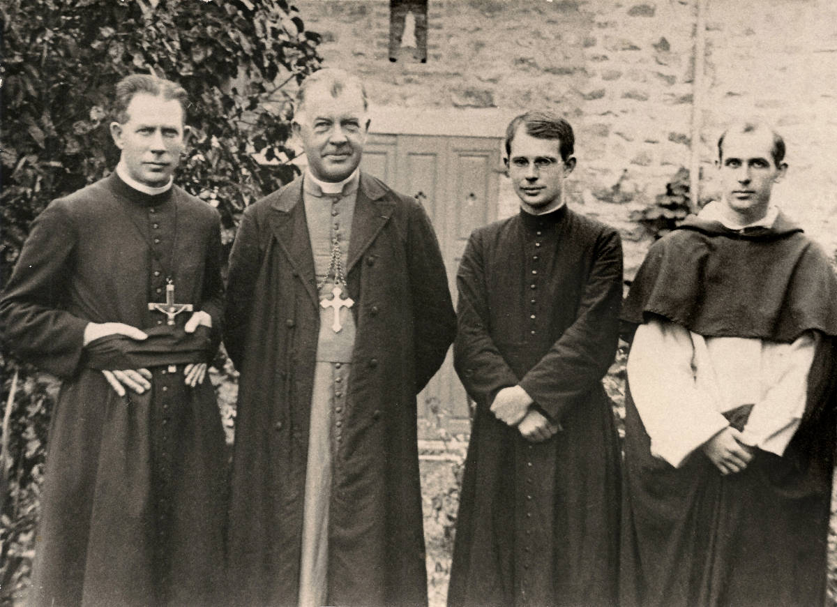 vers 1930, avec les prêtres de sa famille